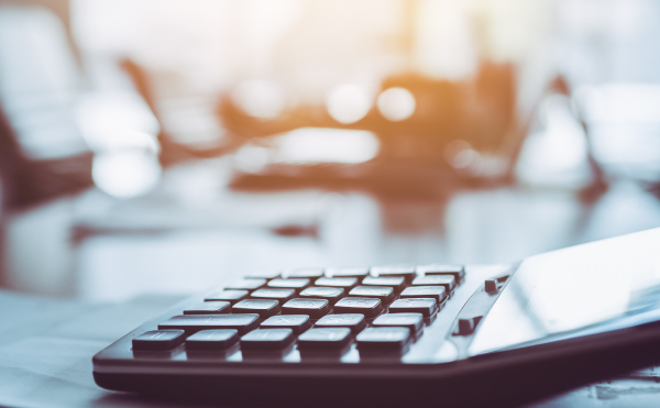 花瓶と電話のイメージ